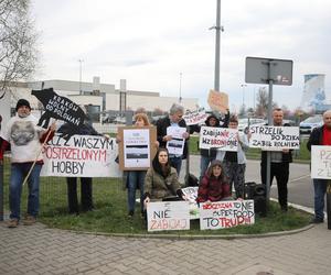 Targi łowiectwa w Krakowie. Przed Halą EXPO protestowali obrońcy zwierząt