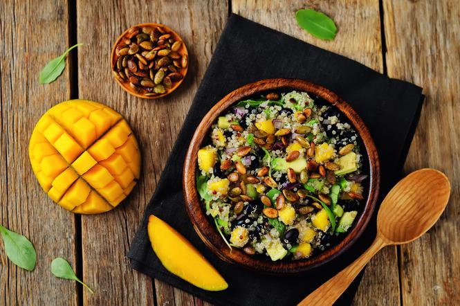 Olśniewająca sałatka z komosy ryżowej z mango, awokado i pestkami dyni