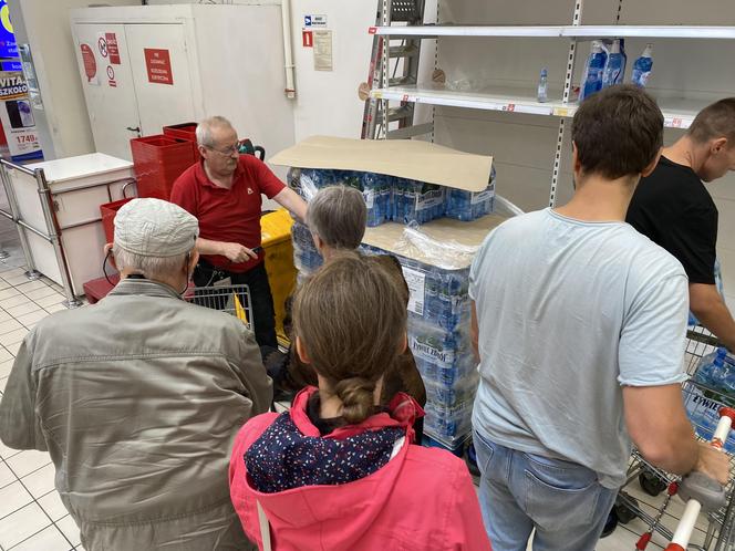 Jak wygląda sytuacja we Wrocławiu? Mieszkańcy wykupują wodę ze sklepów. Zaczyna brakować produktów