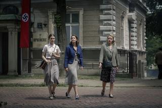Wojenne dziewczyny 5, odcinek 53 streszczenie: Ewka, Marysia i Nitka nadają swój komunikat o prawdziwej sytuacji na frontach - ZWIASTUN, ZDJĘCIA