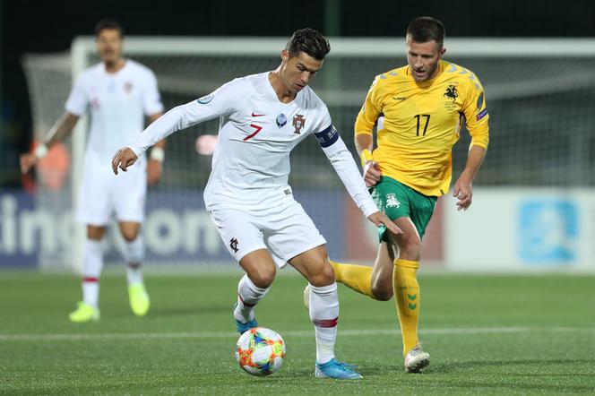 W pierwszym meczu, na Litwie, Portugalia wygrała aż 5:1, a 4 gole strzelił Cristiano Ronaldo.