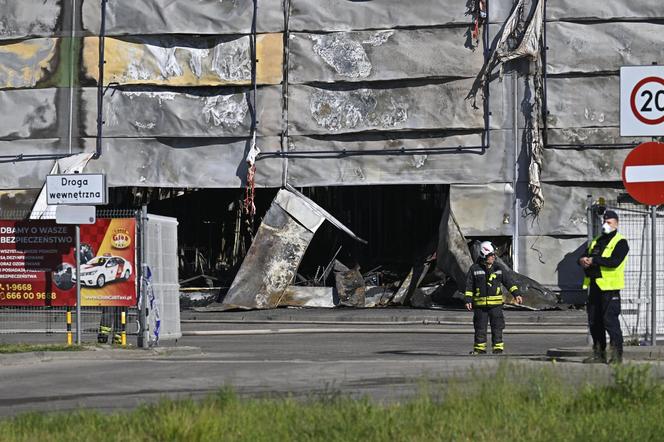 Strażacy pokazali zdjęcia ze środka. Tak wygląda spalona hala na Marywilskiej 44 