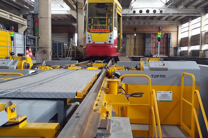 Ważące ponad 10 ton urządzenie pozwala naprawiać tramwaj bez konieczności demontowania jego części