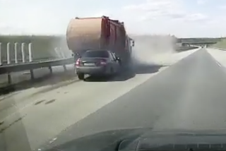 To się nazywa pech! Kamaz zgubił koło i uderzył w Ładę na pustej autostradzie - WIDEO