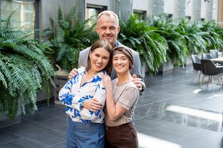 Pierwsza miłość, odcinek 4082: Angelika (Patrycja Franczak), Eliza (Anna-Maria Sieklucka), Bolesław (Dawid Zawadzki)