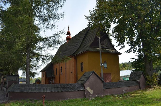 To niewielka małopolska wieś. Kiedyś przechodziła przez nią słynna galicyjska kolej 