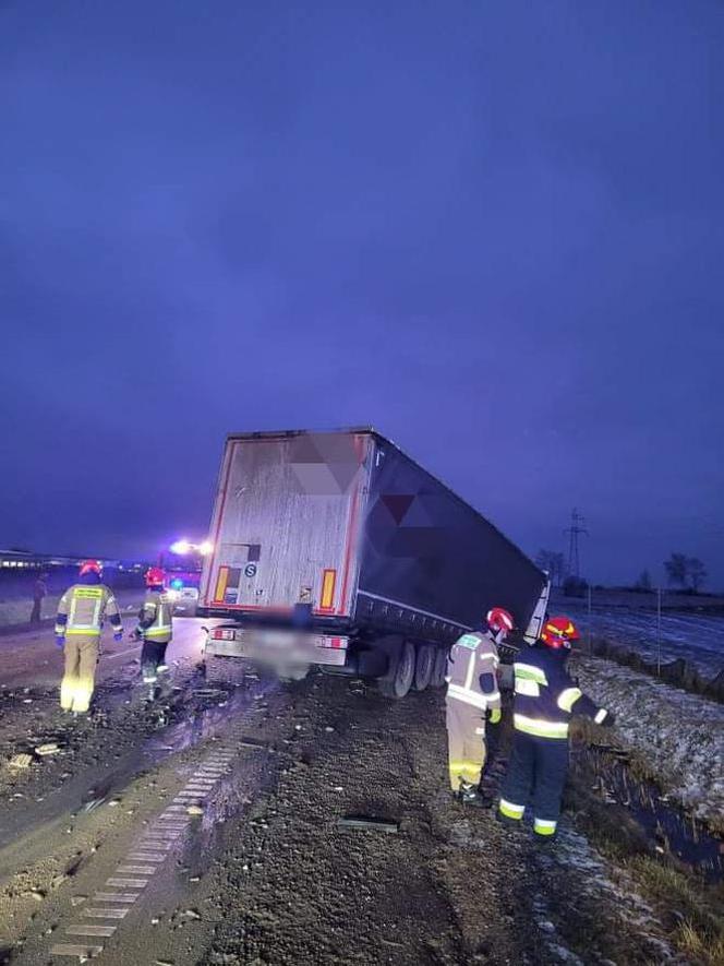 Tragiczny wypadek na DK 8. Osobówka zderzyła się z ciężarówką. Nie żyje jedna osoba [FOTO]