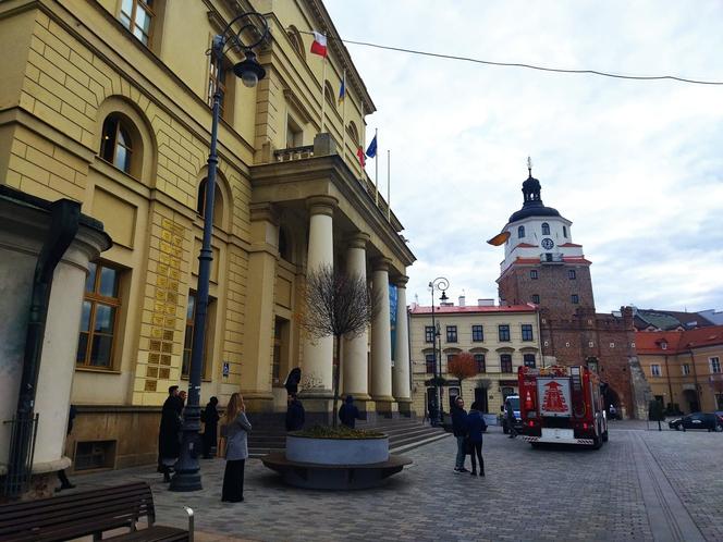 Straż pożarna i policja przed lubelskim ratuszem. Co się stało? 