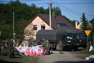 Przy powodzi pracuje kilkadziesiąt tysięcy mundurowych. Służby pomagają w walce z kataklizmem