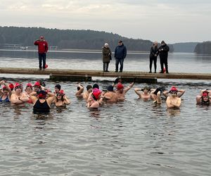 WOŚP 2025 w Olsztynie. Morsy w szczytnym celu wykąpali się w lodowatym jeziorze Ukiel [ZDJĘCIA]