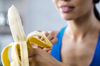 Co się dzieje z ciałem gdy jesz za dużo bananów? 7 potencjalnych skutków ubocznych
