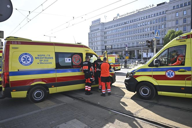 Zderzenie tramwajów w centrum Warszawy. 13 osób rannych, ruch tramwajowy wstrzymany
