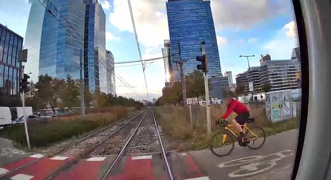 Wstrząsające nagranie z tramwaju. Rowerzysta przejechał na czerwonym świetle przez pasy