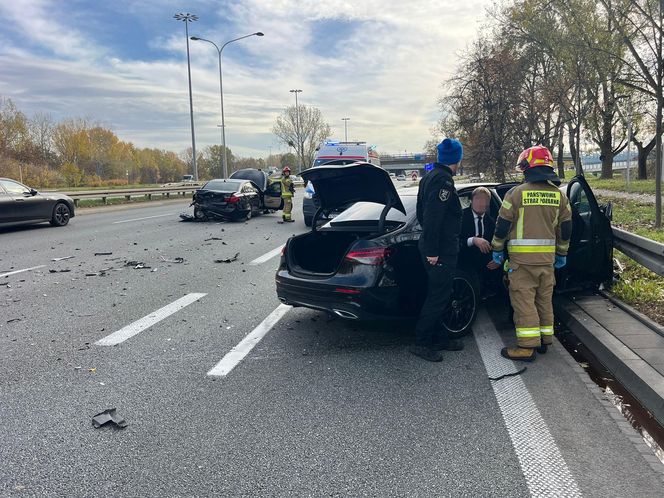 Kluczowa droga w Warszawie zablokowana. Poważny wypadek na Wisłostradzie