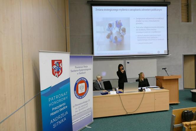 Konferencja była współorganizowana przez Powiatową Stację Sanitarno-Epidemiologiczną w Siedlcach i Uniwersytet w Siedlcach