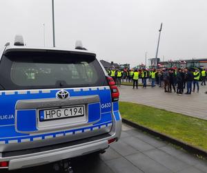 Strajk rolników w Tarnowie. Policja i rolnicy pod stadionem Bruk Betu Termaliki Nieciecza