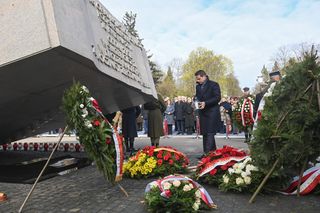 Prezydent Warszawy Rafał Trzaskowski podczas uroczystości przed pomnikiem Ofiar Katastrofy Smoleńskiej na Cmentarzu Wojskowym na Powązkach