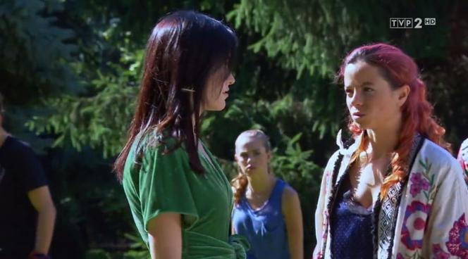 Barwy szczęścia, odcinek 1990. Magda (Natalia Sierzputowska), Mia (Maria Ruddick)