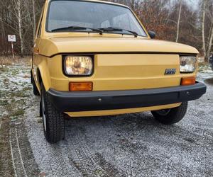 Wyjątkowy Maluch trafił do sprzedaży. To Fiat 126p z 1989 roku 