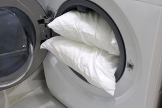 Wystarczy 1 szklanka, aby poduszka była czysta i puszysta. Namocz i po 2 godzinach wrzuć do pralki. Pranie poduszek