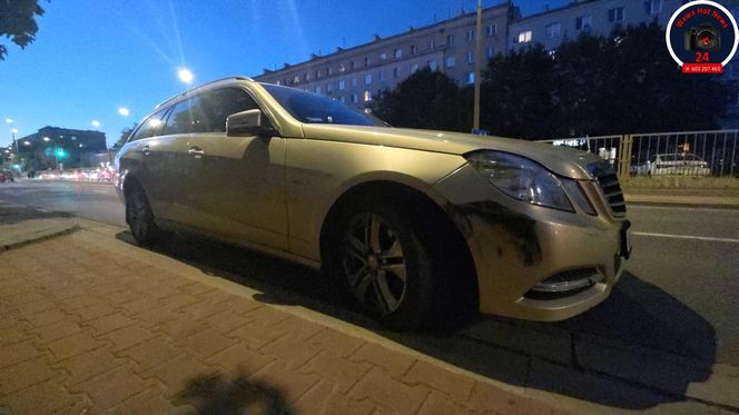 na skrzyżowaniu Alei Niepodległości i Odyńca w dzielnicy Mokotów