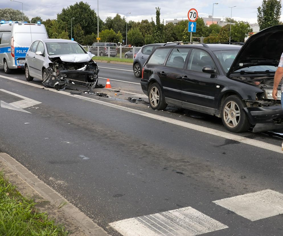 Kolizja trzech aut na głównej trasie w Lesznie