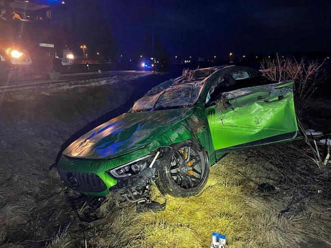 Mercedes AMG rozbił się pod Kutnem! Auto kosztuje milion złotych