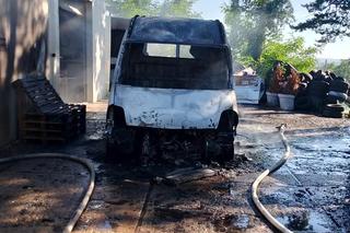 Pożar samochodów we Wrzosowej. Ogniem objęte były samochód osobowy i dostawczy