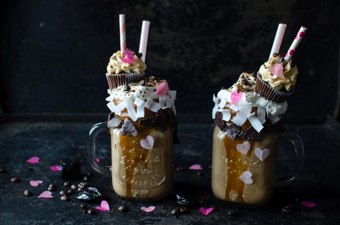 Freakshake kawowy z mleczkiem kokosowym i śliwką kalifornijską