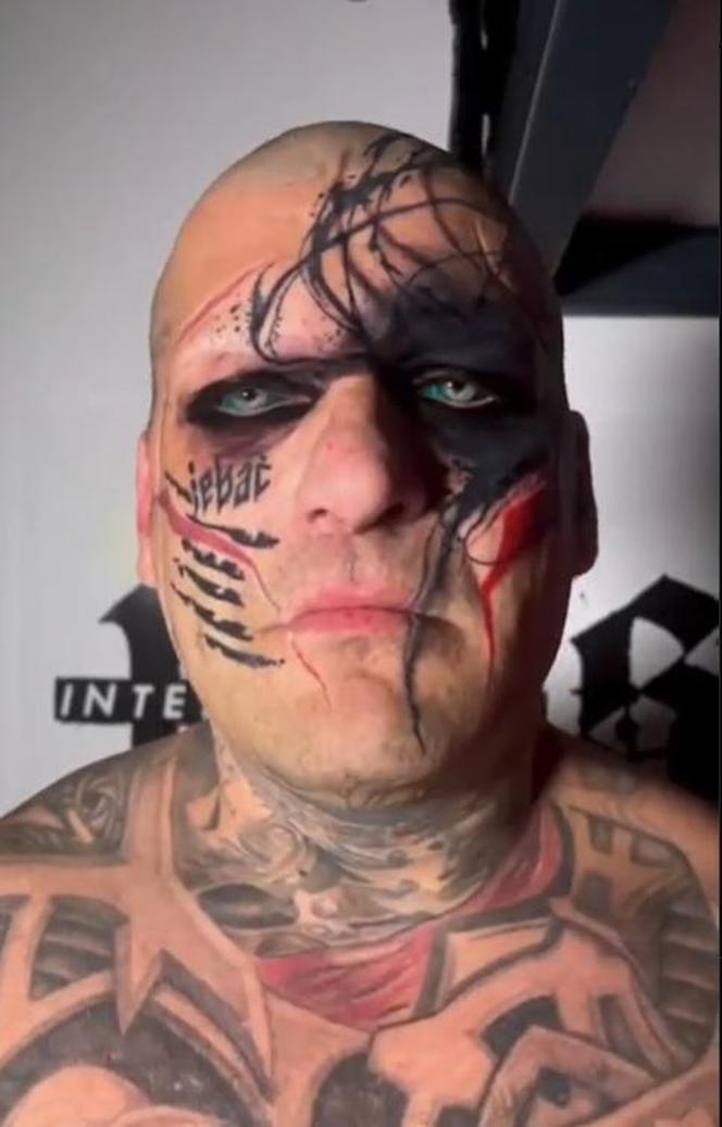 Popek z nowym tatuażem na twarzy