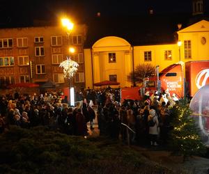 Ciężarówka Coca-cola w Białymstoku! Świąteczna atrakcja przyciągnęła tłumy mieszkańców na Rynek Kościuszki