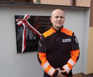 Biała Podlaska. Odsłonięcie tablicy poświęconej ratownikowi medycznemu. 64-latek został śmiertelnie dźgnięty nożem na służbie [ZDJĘCIA]