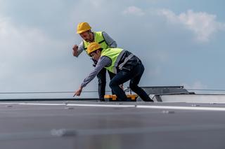 Spadł z dachu na betonową kostkę. Zginął na miejscu