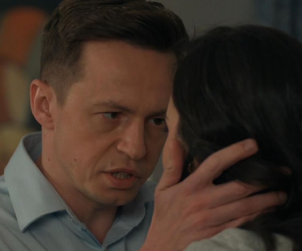 Błażej (Piotr Ligienza) i Weronika (Maria Świłpa) z serialu „Barwy szczęścia patrzą sobie w oczy w zbliżeniu, podczas ważnej rozmowy. Błażej z zaciśniętymi ustami trzyma dłoń na policzku Weroniki, która patrzy na niego z nadzieją. Więcej o ich losach na Super Seriale.