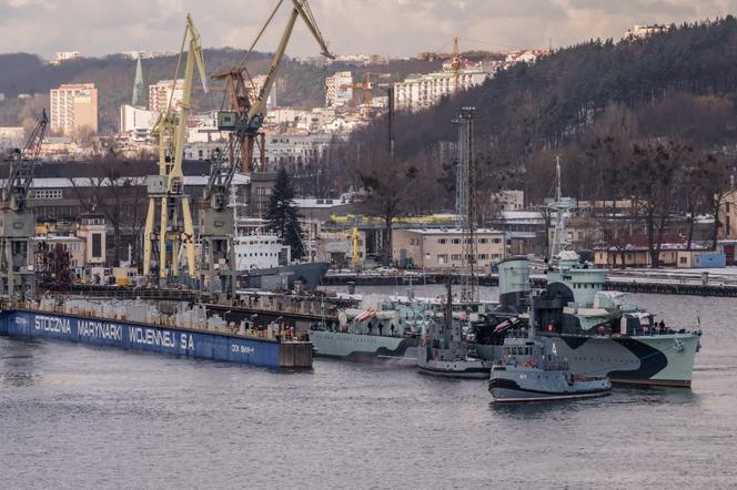 ORP Błyskawica opuściła swoje miejsce przy nabrzeżu w Gdyni