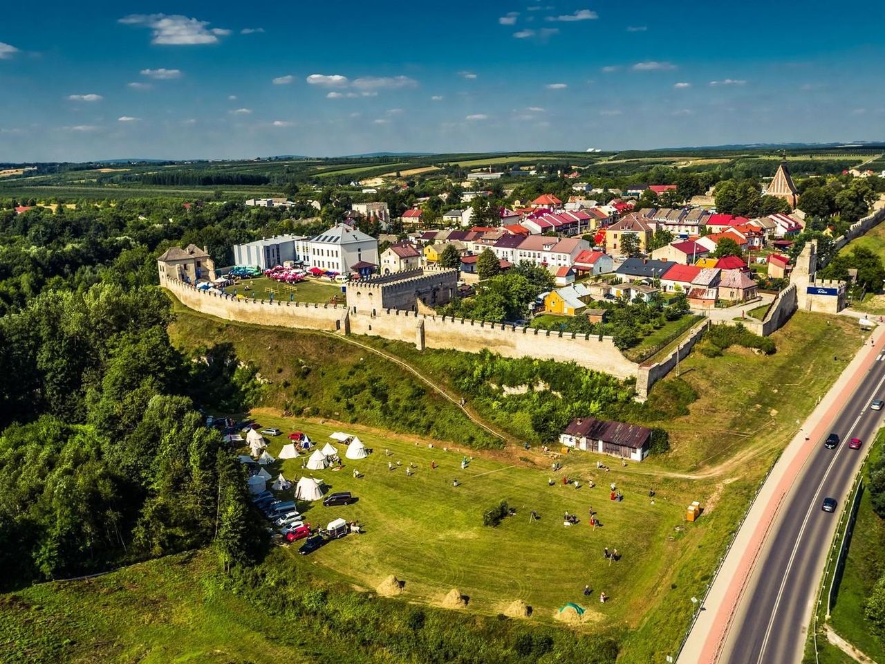 ilo-zabytk-w-zachwyca-turyst-w-redniowieczne-wi-tokrzyskie-miasto