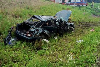 Osiek. Poważny wypadek na przejeździe kolejowym. 60-latek wjechał prosto pod pociąg [ZDJĘCIA].