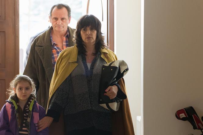 Na Wspólnej odc. 2511. Izabela (Anna Korcz) Jerzy (Wojciech Wysocki), Klementynka (Julia Kostow)