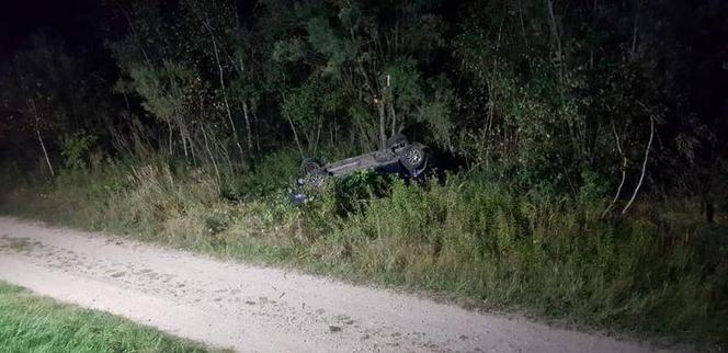 Podegrodzie. Golf dachował w przydrożnych zaroślach. Jedna osoba w szpitalu