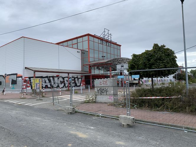 W Dąbrowie Górniczej wyburzają hipermarket Auchan. Powstanie nowy park handlowy