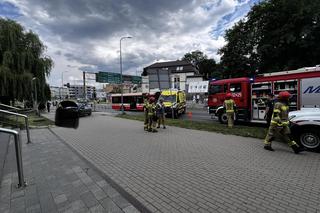 Poważny wypadek w Jeleniej Górze. Samochód zderzył się z autobusem i wjechał w rodzinę