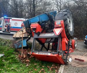 Dachowanie ciągnika pod Bochnią. Traktorzysta nie opanował maszyny na śliskiej drodze