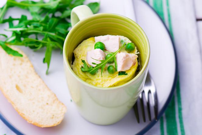 Omlet w kubku z mikrofali [pomysł na drugie śniadanie w biurze]