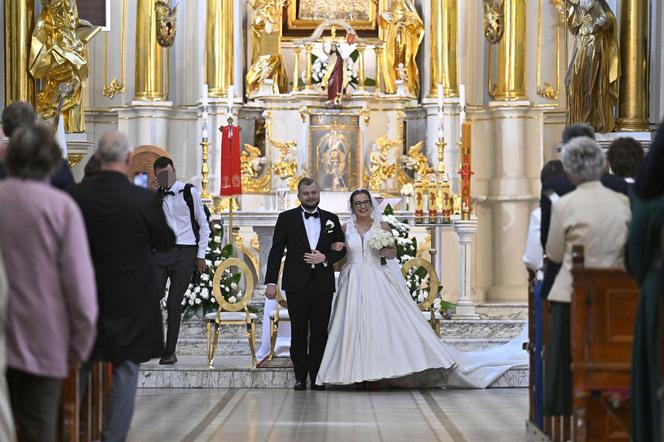 Posłowie Moskal i Kanthak na ślubnym kobiercu. Takie garnitury wybrali