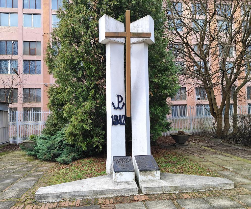 Pomnik upamiętniający pomordowanych podczas II wojny światowej pracowników fabryki broni