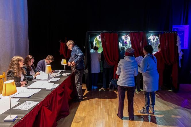 W Czerwonaku wyborcy głosują w teatralnej garderobie