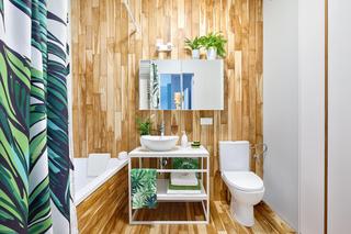 Mała łazienka w bieli i drewnie. Projektując swoją, Renata inspirowala się sauną