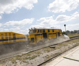 Kontrolowane zderzenie pociągu z osobówką