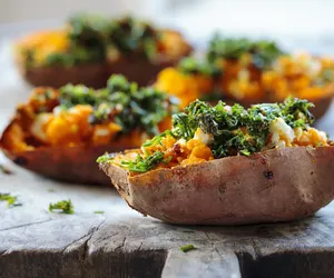 Słodkie ziemniaki z komosą ryżową. Rozkoszny obiad bez mięsa