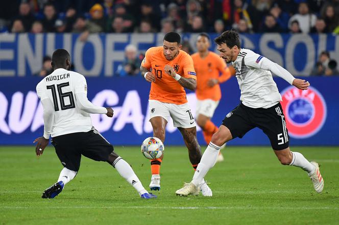 W pierwszym meczu Niemcy wygrali z Holandią (3:2). Memphis Depay (w środku) zdobył jedną z bramek.